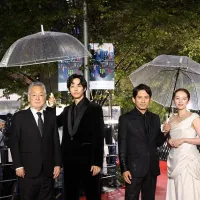 第39回東京国際映画祭が開幕し、華麗な衣装のスターがレッドカーペットを彩る中、岡田准一主演のオープニング作上映や東南アジア映画の新部門設置など多彩な映画文化が東京から発信された。(写真/©2026 TIFF提供) 第39回東京国際映画祭が開幕し、華麗な衣装のスターがレッドカーペットを彩る中、岡田准一主演のオープニング作上映や東南アジア映画の新部門設置など多彩な映画文化が東京から発信された。(写真/©2026 TIFF提供)