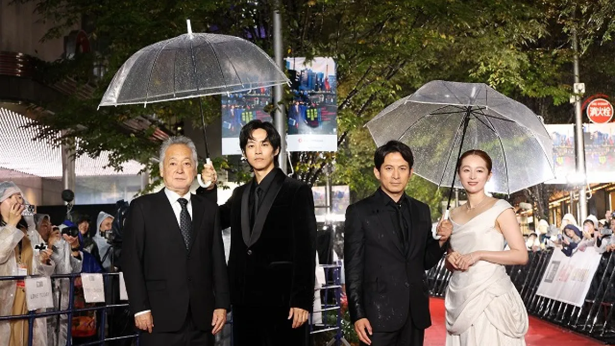第39回東京国際映画祭が開幕し、華麗な衣装のスターがレッドカーペットを彩る中、岡田准一主演のオープニング作上映や東南アジア映画の新部門設置など多彩な映画文化が東京から発信された。(写真/©2026 TIFF提供)