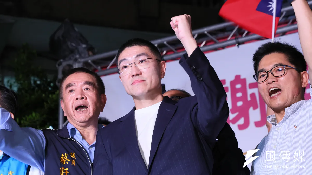 基隆市長謝國樑(中)通過罷免考驗,感謝市民的支持。(顏麟宇攝)