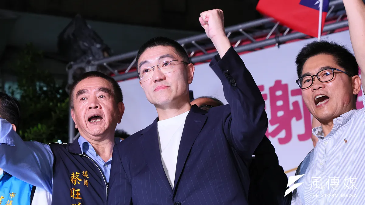 基隆市長謝國樑(中)通過罷免考驗,感謝市民的支持。(顏麟宇攝) 基隆市長謝國樑(中)通過罷免考驗,感謝市民的支持。(顏麟宇攝)