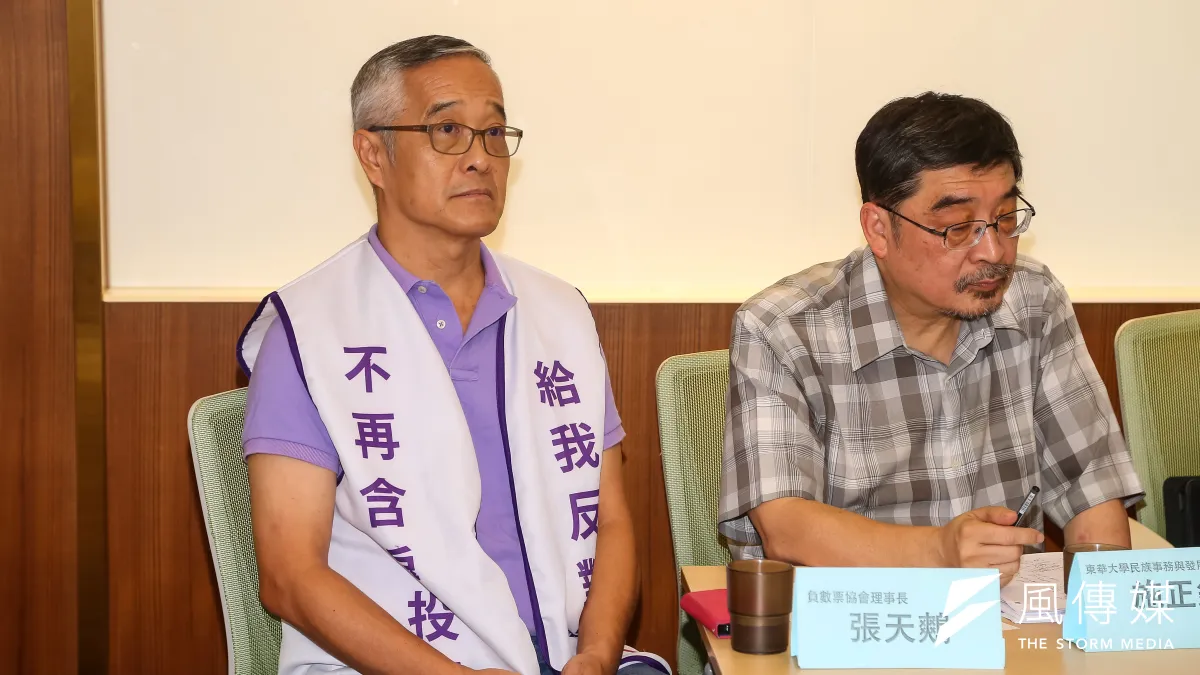 負數票協會理事長張天鷞(左)20日出席「誰將公投墮胎?立法院二修公投法總評」記者會。(資料照,顏麟宇攝)