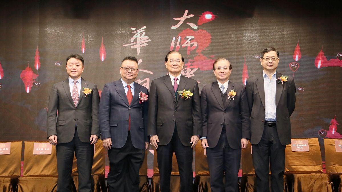 大師鏈4日於台北舉行國際記者會,國民黨榮譽主席連戰(中)出席參加。左二為大師鏈創辦人莊立平。(圖/兩岸和平發展基金會提供) 大師鏈4日於台北舉行國際記者會,國民黨榮譽主席連戰(中)出席參加。左二為大師鏈創辦人莊立平。(圖/兩岸和平發展基金會提供)