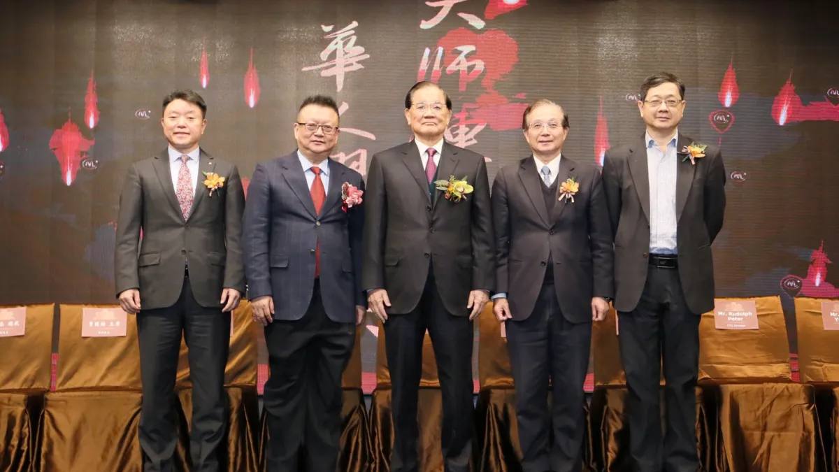 大師鏈4日於台北舉行國際記者會,國民黨榮譽主席連戰(中)出席參加。左二為大師鏈創辦人莊立平。(圖/兩岸和平發展基金會提供)