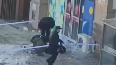 男大生被冰錐砸破頭倒地。(圖/翻攝自微博/央廣網)