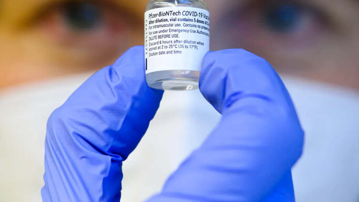 新冠疫苗在世界各國陸續開打,是人類對抗新冠病毒一年來最重要的大事。(美聯社)