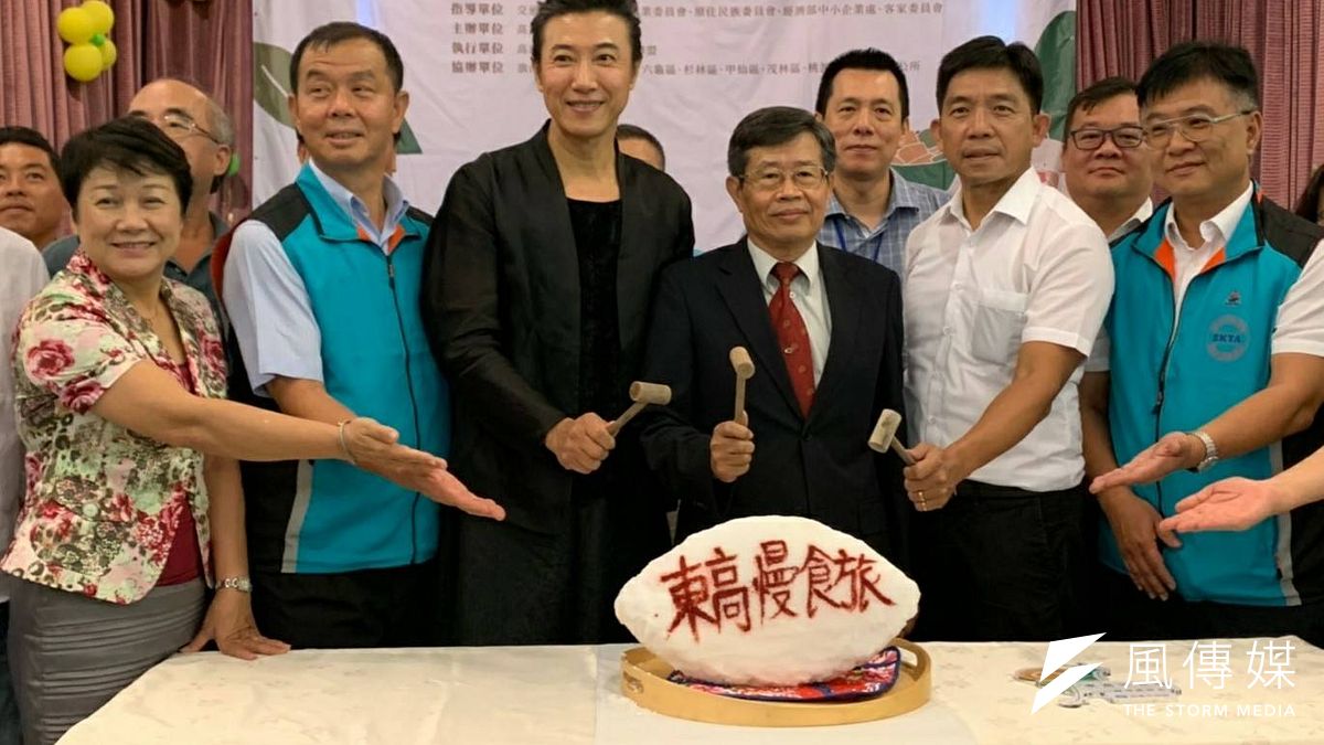 代理市長楊明州(右3)、觀光局代理局長邱俊龍(右2)、東高慢食代言人陳鴻(左3)敲開台灣鯛,象徵啟動評鑑大會。(圖/徐炳文攝) 代理市長楊明州(右3)、觀光局代理局長邱俊龍(右2)、東高慢食代言人陳鴻(左3)敲開台灣鯛,象徵啟動評鑑大會。(圖/徐炳文攝)