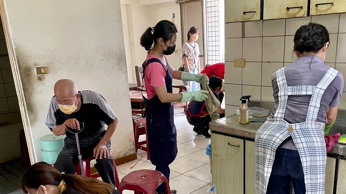 台中市府社會局結合公私部門資源,分區關懷全市約3,435名獨居長輩-協助整理行動不便的年老長輩住家。(圖/台中市政府) 台中市府社會局結合公私部門資源,分區關懷全市約3,435名獨居長輩-協助整理行動不便的年老長輩住家。(圖/台中市政府)