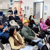 民眾專注聆聽企業簡介。(圖/南港銀髮人才服務據點提供) 民眾專注聆聽企業簡介。(圖/南港銀髮人才服務據點提供)