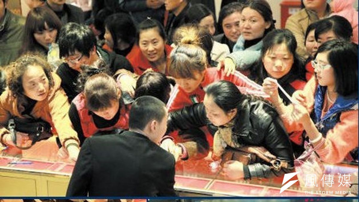 中國大媽搶購黃金嚇死人。(取自網路) 中國大媽搶購黃金嚇死人。(取自網路)