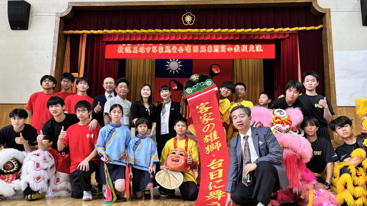 高雄客家兒童合唱團赴日與東京中華學校見習交流,還帶傳統客家方口獅與東京中華學校的東華獅隊同台交流。(圖/高市客委會提供)