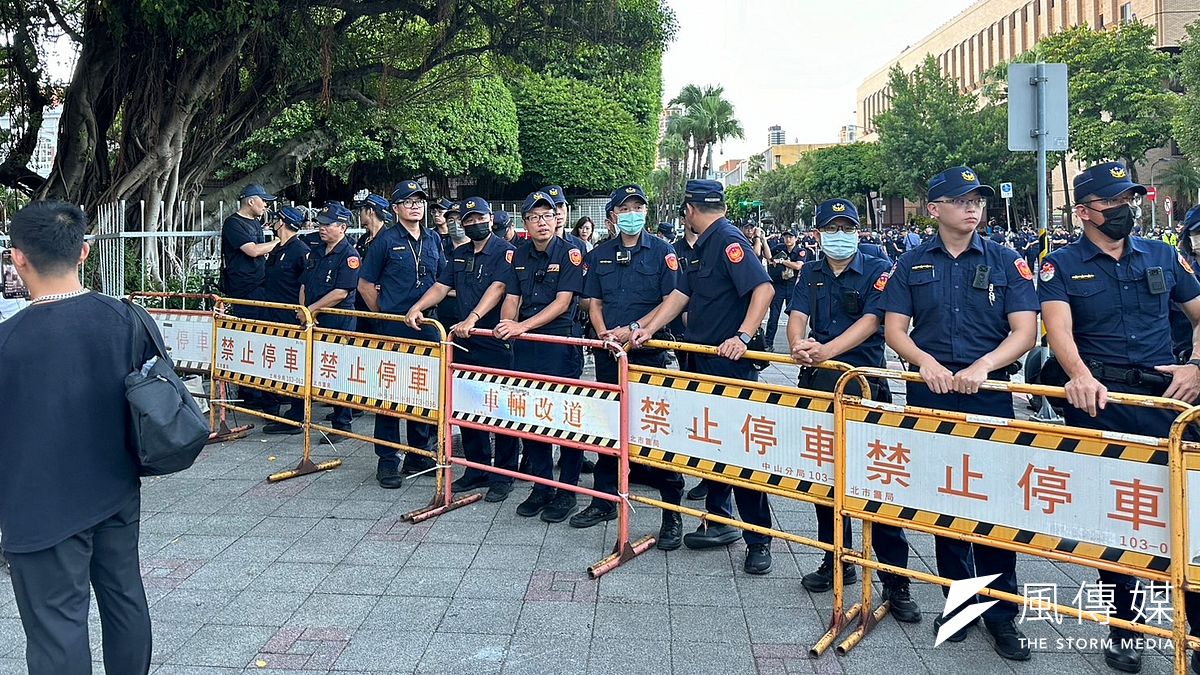 柯文哲重開羈押庭,警方出動400名警力駐守北檢維安。(羅立邦攝) 柯文哲重開羈押庭,警方出動400名警力駐守北檢維安。(羅立邦攝)