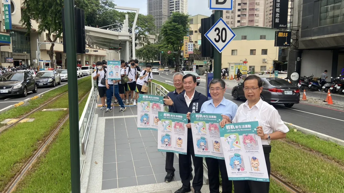 捷運局長吳嘉昌(左二)於放學期間,邀集高捷公司王亞洲總經理前往輕軌高雄高工站(C28),共同關心沿途各校學生放學搭乘情況。(圖/高市捷運局提供)