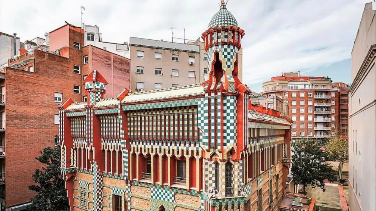 高第在巴塞隆納完成的首件作品「文森之家」(Casa Vicens)即將敞開大門,重新翻修的建築經過時代變遷,綺麗的風格讓人目眩神迷,勢必又將引發一波朝拜高第的建築狂熱。(圖/Casa Vicens官方粉絲專頁)