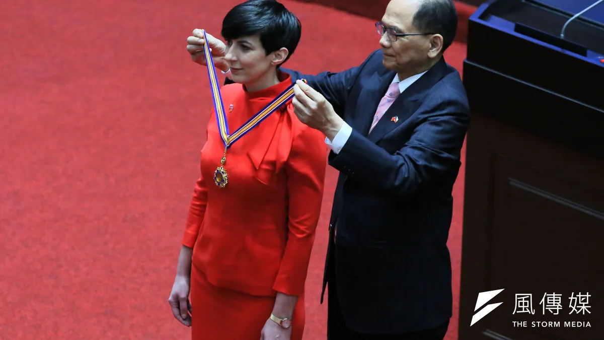捷克共和國眾議院議長艾達莫娃(Markéta Pekarová Adamová)(左)28日至立法院演講,院長游錫堃(右)頒贈獎章給艾達莫娃。(柯承惠攝)