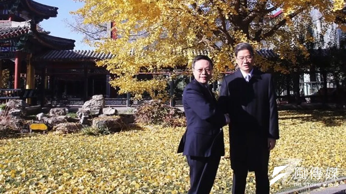 陸委會主委王郁琦(左)12日上午在北京與國台辦主任張志軍(右)舉行茶敘。(林韶安攝)