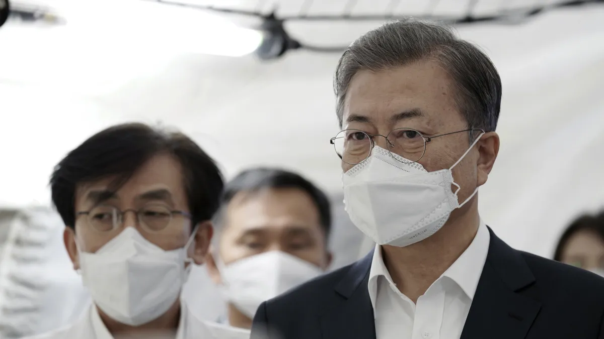 武漢肺炎:南韓總統文在寅戴口罩(AP)