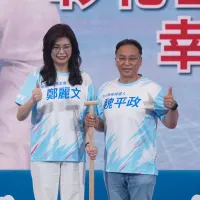 國民黨彰化縣長選舉最難搞的其實是內部問題,黨主席鄭麗文(左)多次專程南下替魏平政(右)助選。(資料照,蔡親傑攝) 國民黨彰化縣長選舉最難搞的其實是內部問題,黨主席鄭麗文(左)多次專程南下替魏平政(右)助選。(資料照,蔡親傑攝)