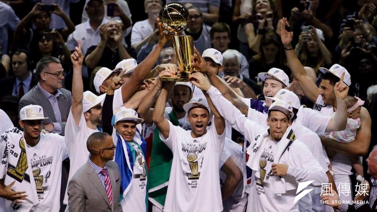 德州聖安東尼奧馬刺15日奪下隊史第5座冠軍盃。(美聯社) 德州聖安東尼奧馬刺15日奪下隊史第5座冠軍盃。(美聯社)