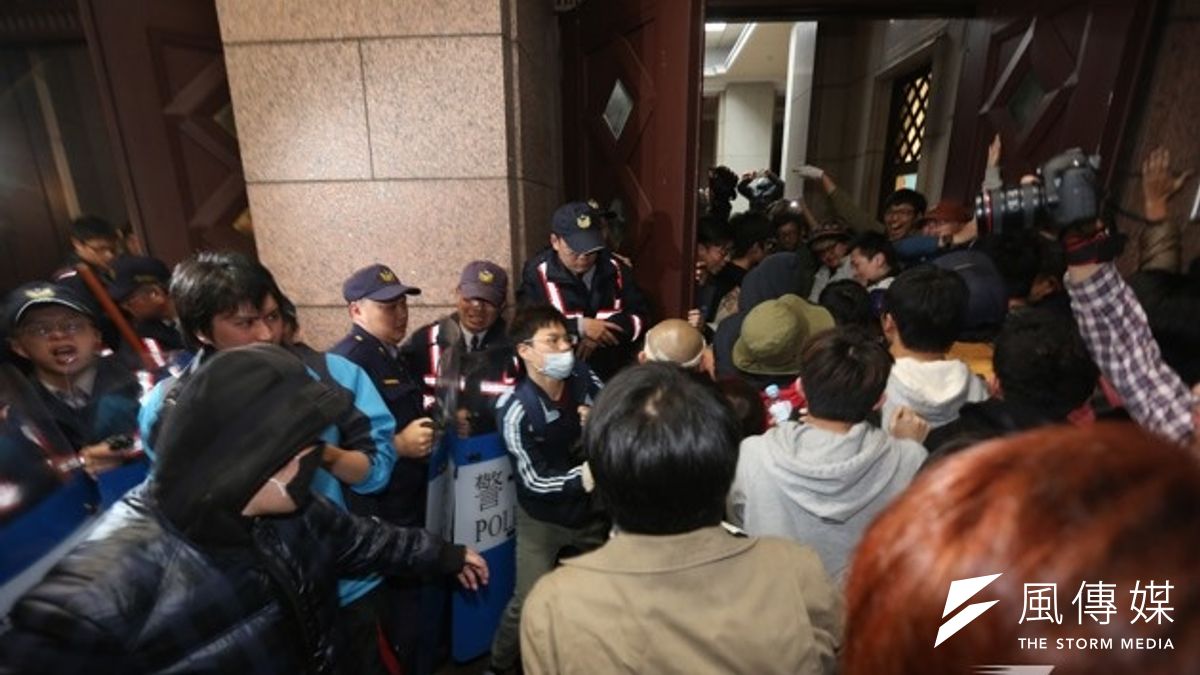 323立法院議場外反服貿學生進攻行政院。(余志偉、何孟奎攝) 323立法院議場外反服貿學生進攻行政院。(余志偉、何孟奎攝)