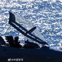 福建艦の飛行甲板上に並ぶJ-35戦闘機。(ウェイボーより) 福建艦の飛行甲板上に並ぶJ-35戦闘機。(ウェイボーより)