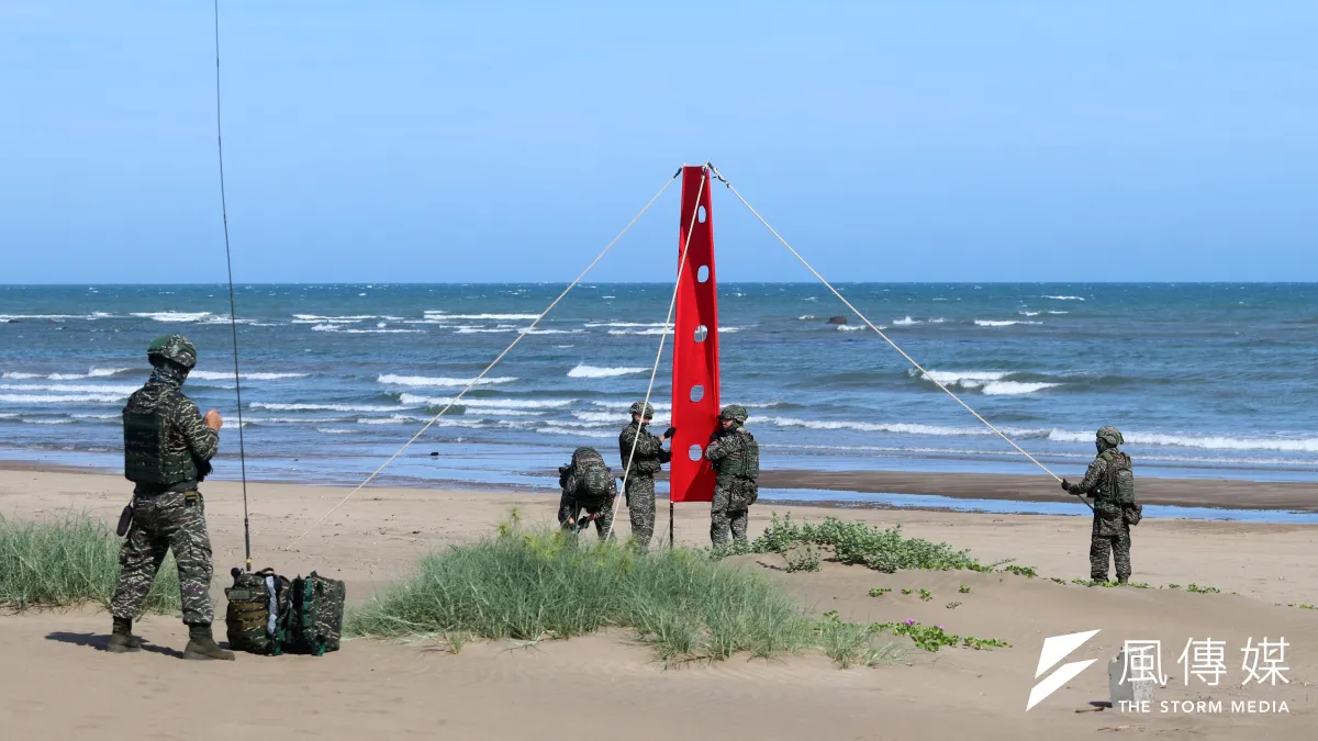 國軍20日上午於新北淡水沙崙海灘進行兩棲登陸實兵演練,圖為官兵在灘岸作業。(蘇仲泓攝)