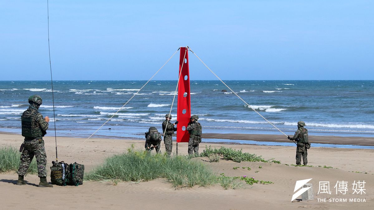 國軍20日上午於新北淡水沙崙海灘進行兩棲登陸實兵演練,圖為官兵在灘岸作業。(蘇仲泓攝) 國軍20日上午於新北淡水沙崙海灘進行兩棲登陸實兵演練,圖為官兵在灘岸作業。(蘇仲泓攝)