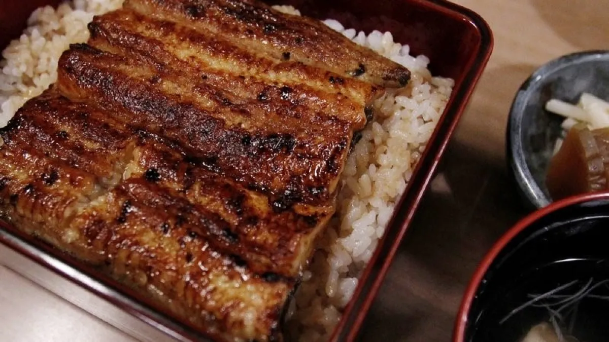 日本傳統美食蒲燒鰻魚飯,因鰻魚價格居高不下,也成了高級料理。(美聯社)
