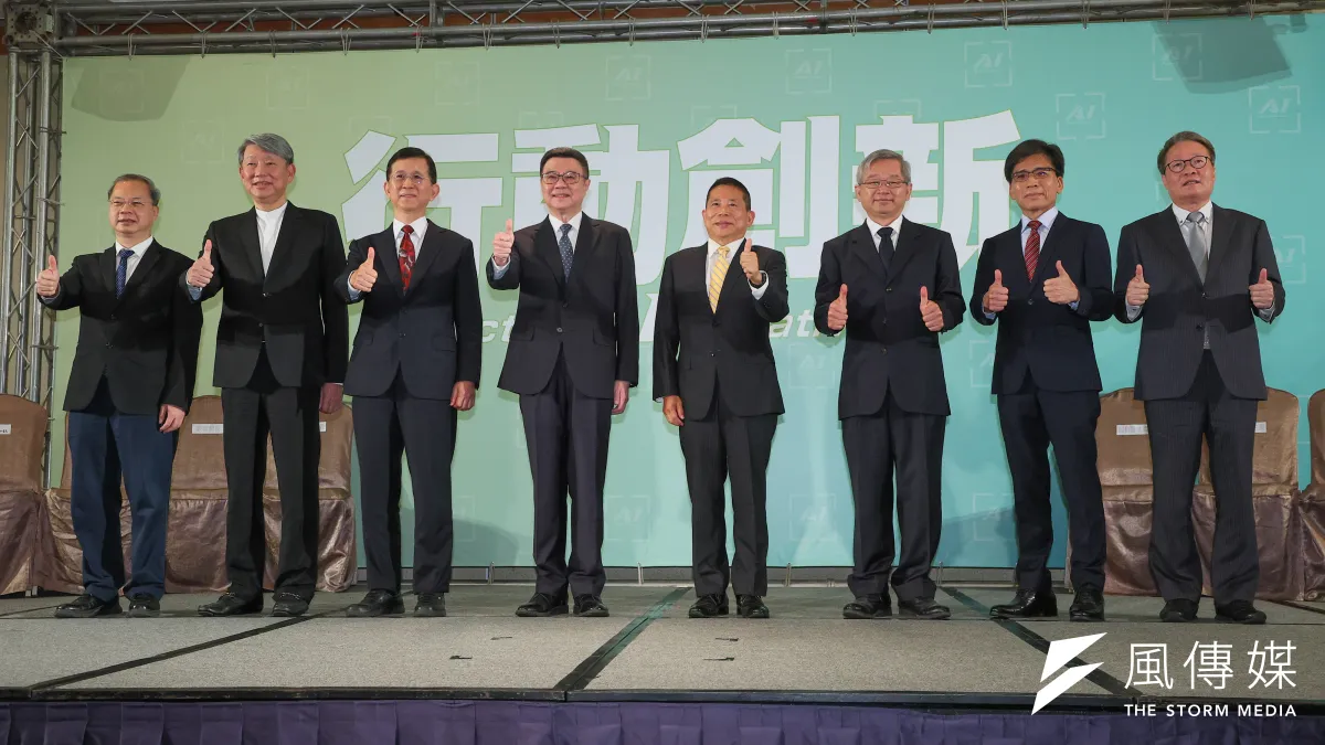 準行政院長卓榮泰(左四)16日公布第3波內閣人事,準經濟部長郭智輝(左二起)、準數發部長黃彥男、準國發會主委劉鏡清、準國科會主委吳誠文、準金管會主委彭金隆、準公共工程會主委陳金德出任。(顏麟宇攝)