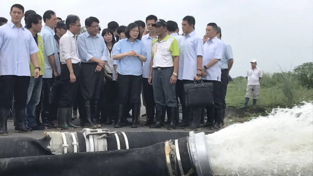 總統蔡英文31日返鄉屏東勘災,前往災情嚴重的林邊和東港視察。(取自屏東縣政府網站)