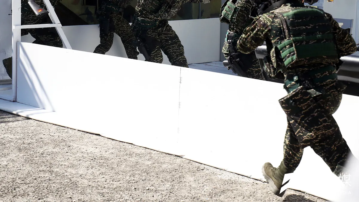 國防部15日、16日兩天舉行春節加強戰備媒體邀訪活動。圖為陸戰特勤隊員對雷達站發起攻堅。(蘇仲泓攝)