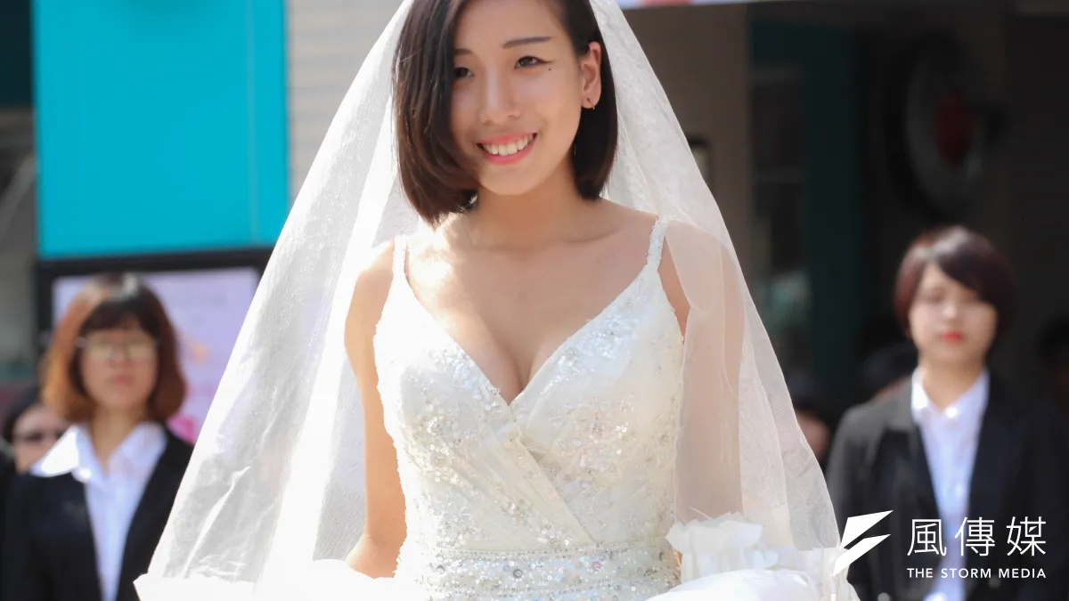 輔大月曆美女為宣傳畢展,穿上婚紗向企業主「求婚」,透過求婚求職的活動,除了宣傳五月的畢展「三立方」,也向企業主喊話,表達他們已經準備好了,只要肯給他們機會,他們會表現的很好。(葉信菉攝)