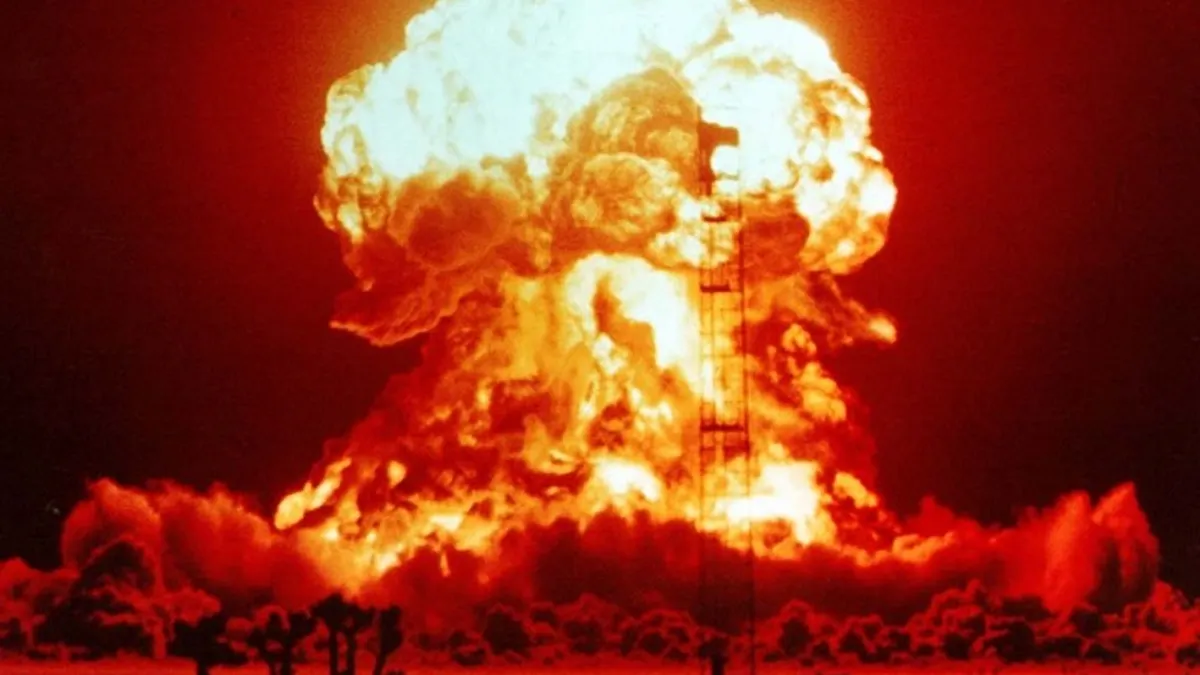 核爆発による大火と煙が成層圏に漂い、太陽を数年間覆い隠すことで地球は平均4度以上気温が低下する。アメリカ中西部やウクライナなど主要な穀倉地帯は、10年以上大雪に覆われ、耕作が不可能になる恐れがある。(核爆発のイメージ図、ウィキペディア) 核爆発による大火と煙が成層圏に漂い、太陽を数年間覆い隠すことで地球は平均4度以上気温が低下する。アメリカ中西部やウクライナなど主要な穀倉地帯は、10年以上大雪に覆われ、耕作が不可能になる恐れがある。(核爆発のイメージ図、ウィキペディア)