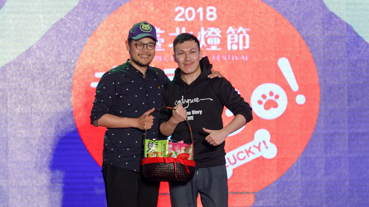 蘇打綠團員阿龔送上補品為好友阿福加油打氣。(台北市政府提供) 蘇打綠團員阿龔送上補品為好友阿福加油打氣。(台北市政府提供)