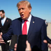 2026年10月25日、米メリーランド州のアンドルーズ統合基地で、大統領専用機「エアフォースワン」に搭乗する前に記者団の取材に応じるトランプ米大統領。(AP通信) 2026年10月25日、米メリーランド州のアンドルーズ統合基地で、大統領専用機「エアフォースワン」に搭乗する前に記者団の取材に応じるトランプ米大統領。(AP通信)
