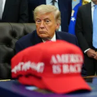 2026年6月26日、ホワイトハウスの大統領執務室で着席するトランプ米大統領。傍らには「AMERICA IS BACK」と書かれた赤い帽子が積まれている。(写真/AP通信) 2026年6月26日、ホワイトハウスの大統領執務室で着席するトランプ米大統領。傍らには「AMERICA IS BACK」と書かれた赤い帽子が積まれている。(写真/AP通信)