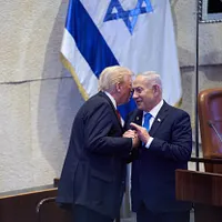 2025年10月13日、米トランプ大統領がエルサレムでイスラエルのネタニヤフ首相の国会への演説を聞いている。(写真/AP通信提供) 2025年10月13日、米トランプ大統領がエルサレムでイスラエルのネタニヤフ首相の国会への演説を聞いている。(写真/AP通信提供)