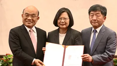 武漢肺炎疫情延燒,因台灣的防疫表現在防疫指揮官、衛福部長陳時中(右)帶領下廣受各界好評,總統蔡英文(中)與行政院長蘇貞昌(左)的施政滿意度都來到了相對地高點。(資料照,取自蔡英文臉書直播)