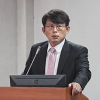 民衆党の黄国昌総招集委員(左)と張啓楷立法委員が26日、「民主主義に罪なし、賴清德に道理あり?」と題した記者会見を開いている様子。(撮影:顔麟宇) 民衆党の黄国昌総招集委員(左)と張啓楷立法委員が26日、「民主主義に罪なし、賴清德に道理あり?」と題した記者会見を開いている様子。(撮影:顔麟宇)