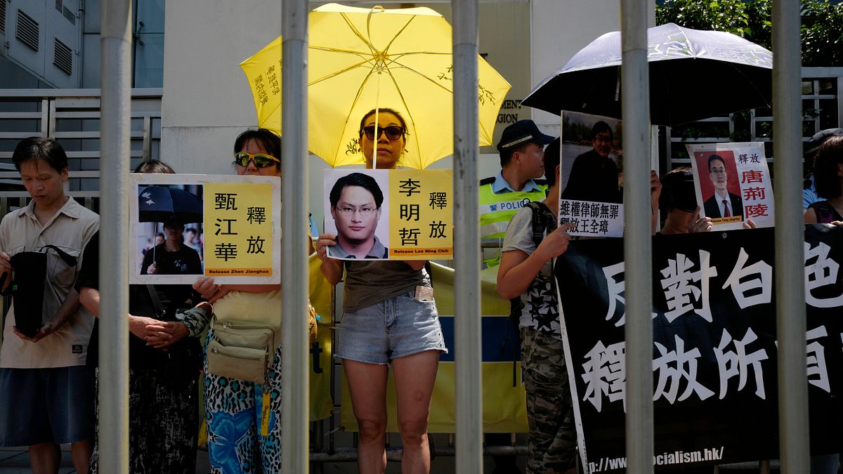 香港支聯會及社民連11日舉行示威遊行,聲援在中國被捕的維權人士及台灣非政府組織工作者李明哲。(AP) 香港支聯會及社民連11日舉行示威遊行,聲援在中國被捕的維權人士及台灣非政府組織工作者李明哲。(AP)