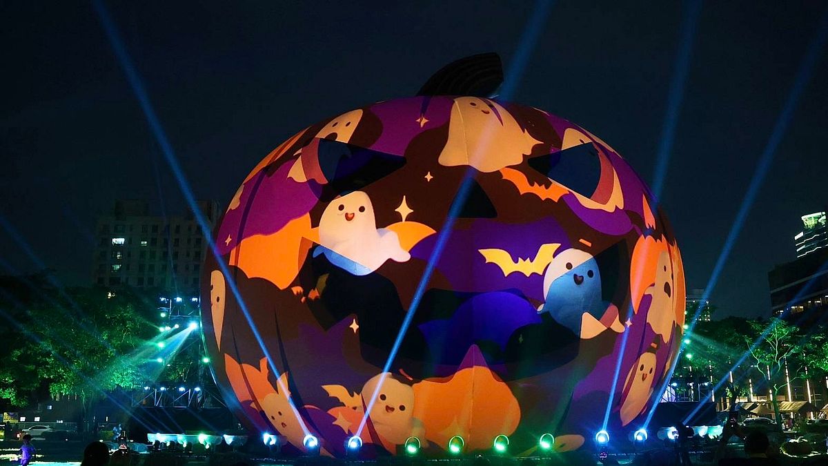 2024高雄萬聖節於今天(25日)正式起跑,首發活動由22米全台最大南瓜怪閃亮登場。(圖/高雄市政府) 2024高雄萬聖節於今天(25日)正式起跑,首發活動由22米全台最大南瓜怪閃亮登場。(圖/高雄市政府)