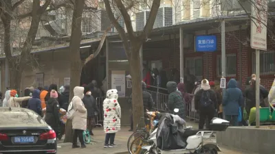 周一,一家醫院發熱門診部外排起了隊。