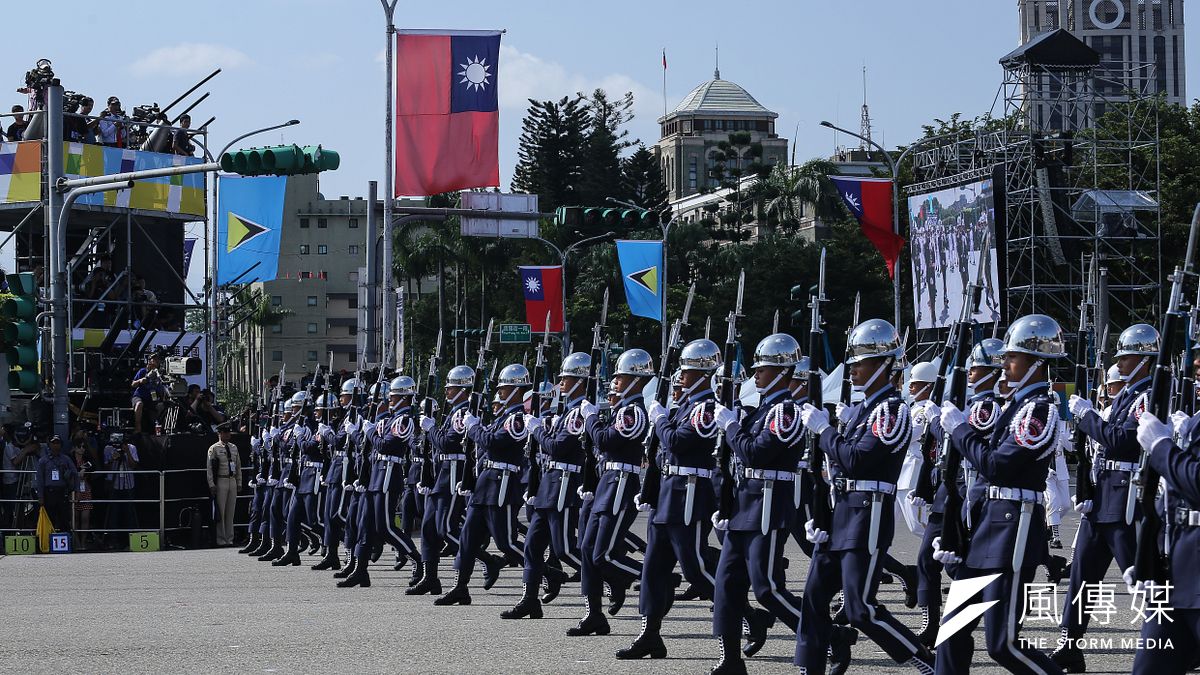 提升國軍居住被轉移有利推動募兵制。圖為國軍三軍儀隊表演現場操槍。(陳品佑攝) 提升國軍居住被轉移有利推動募兵制。圖為國軍三軍儀隊表演現場操槍。(陳品佑攝)