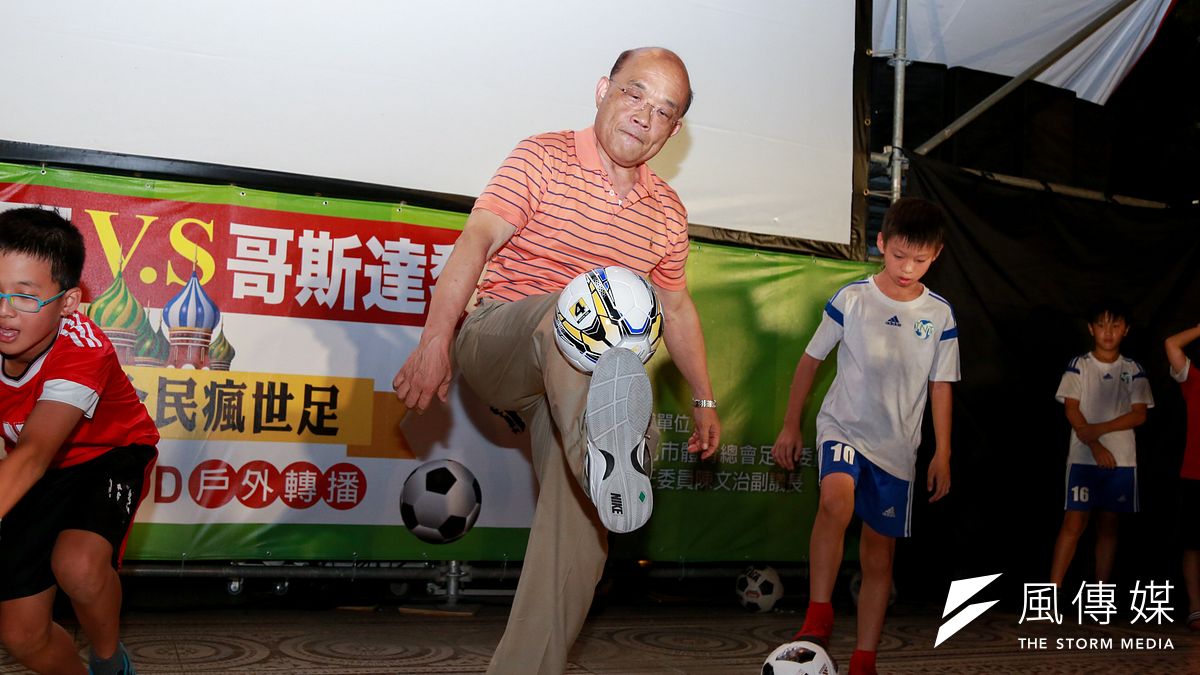 民主進步黨新北市長參選人蘇貞昌與孩童一同參與足球活動。(簡必丞攝) 民主進步黨新北市長參選人蘇貞昌與孩童一同參與足球活動。(簡必丞攝)