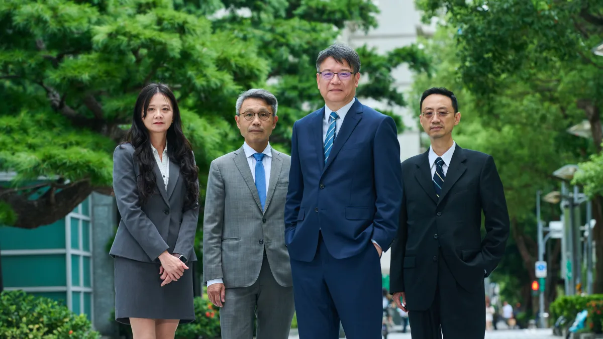 富邦證券投資銀行處處長徐傳禮(右二)率領團隊,提供專業承銷服務,善盡中介機構的社會責任。