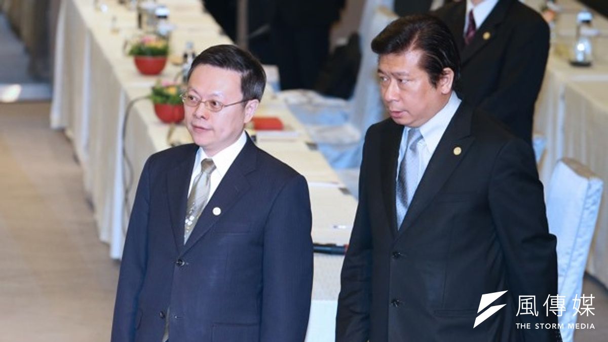 去年8月鬧得沸沸揚揚的陸委會副主委張顯耀(右)疑似洩密案,最晚須在今年4月下旬時限屆滿前做出偵結宣布,無論起訴與否,陸委會主委王郁琦(左)都將負起政治責任。(資料照片,吳逸驊攝) 去年8月鬧得沸沸揚揚的陸委會副主委張顯耀(右)疑似洩密案,最晚須在今年4月下旬時限屆滿前做出偵結宣布,無論起訴與否,陸委會主委王郁琦(左)都將負起政治責任。(資料照片,吳逸驊攝)