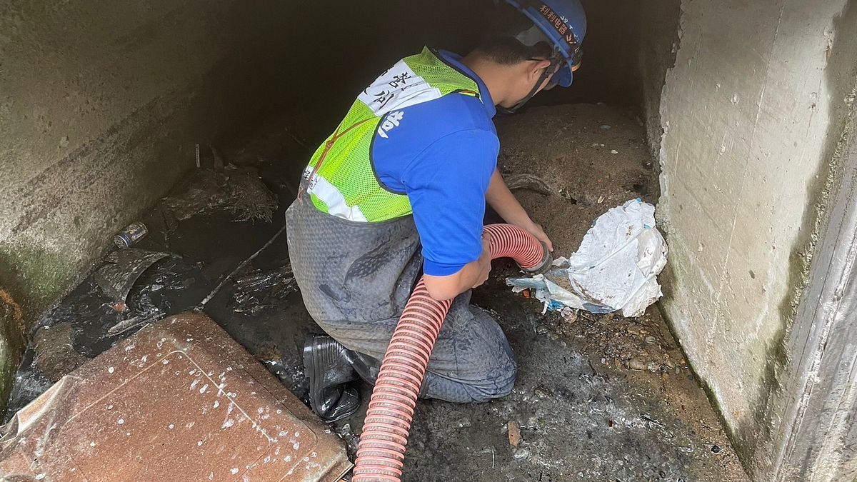 利用清溝車清除雨水下水道內淤泥。(圖/新北市水利局提供) 利用清溝車清除雨水下水道內淤泥。(圖/新北市水利局提供)