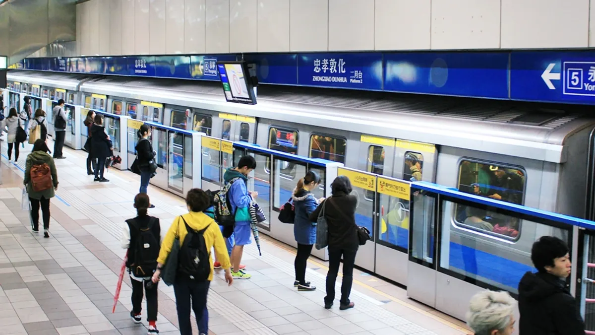 在台灣,如果你是這樣勇敢做自己的怪咖,可以預見的是,10年後,你將是人人搶著要的A咖(圖/ericnvntr@flickr) 在台灣,如果你是這樣勇敢做自己的怪咖,可以預見的是,10年後,你將是人人搶著要的A咖(圖/ericnvntr@flickr)