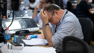 2007年3月,房市問題開始浮現之際,時任美國聯準會主席柏南克說,這些問題對經濟的影響「看起來可以控制」。2008年5月,英格蘭銀行總裁莫文・金恩(Mervyn King)也表示,「在某個時間點,很可能會出現一、兩個季度負成長,但衰退絕非核心預測」。結果事實證明,經濟衰退從那個階段就已經開始,短短四個月內,整個金融體系似乎將瓦解。(AP)