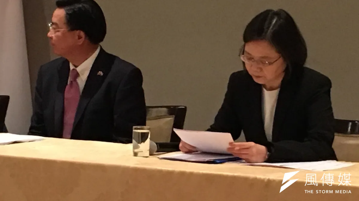 總統蔡英文訪問巴拉圭與媒體茶敘,整場與媒體茶敘,都用「中國大陸」稱呼對岸。(顏振凱攝)