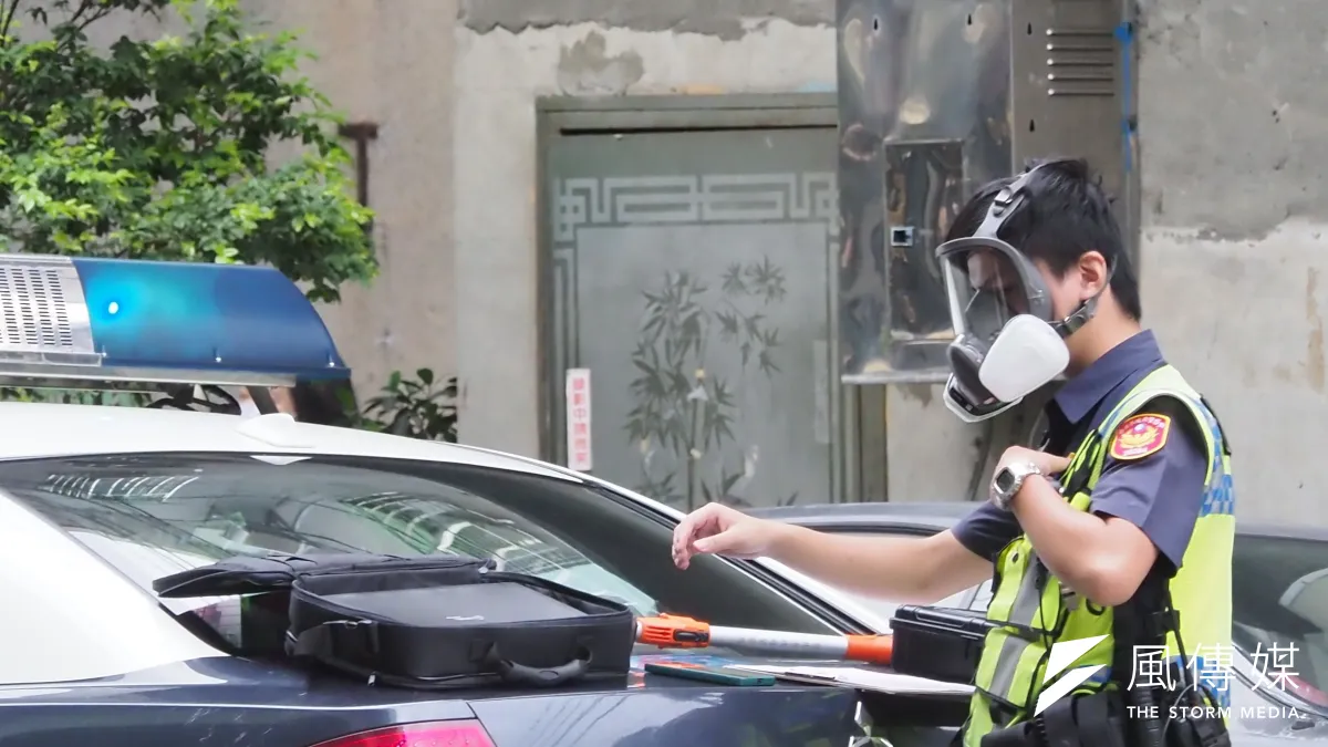 疫情爆發期間,第一線執勤的警察做好防護,絲毫不敢大意。(資料照,柯承惠攝)